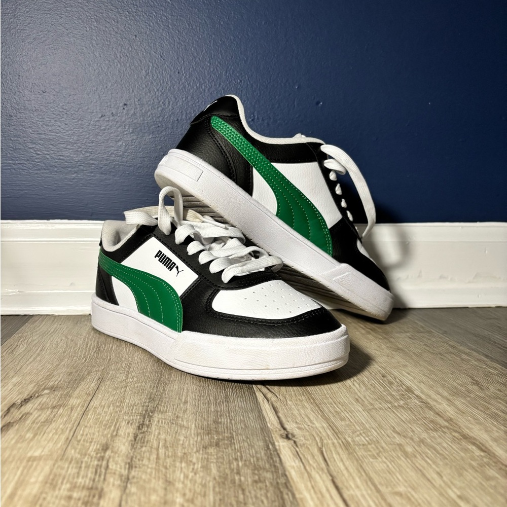 🚨🚨DEAL🚨🚨 Youth size 5 (big kids) Puma sneakers.